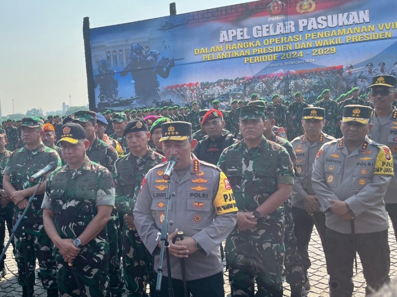 Panglima TNI Jenderal Agus Subiyanto dan Kapolri Jenderal Listyo Sigit Prabowo usai melakukan apel pelantikan presiden dan wakil presiden di Lapangan Monas, Jakarta Pusat, Jumat (18/10/2024)/Bisnis-Anshary Madya Sukma