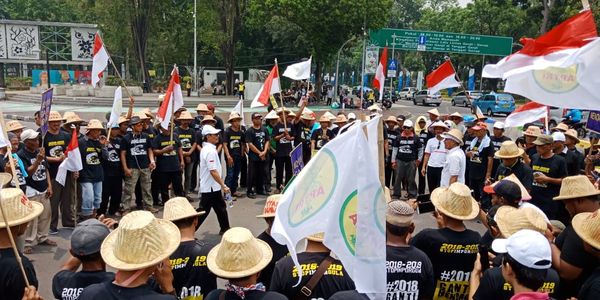 Protes Impor Gula, Ratusan Petani Tebu Berunjuk Rasa di Istana Merdeka