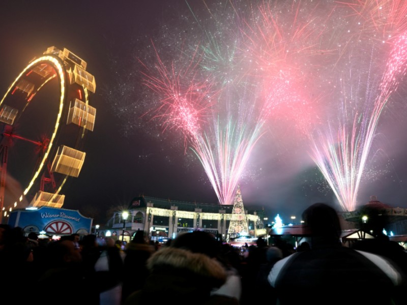 Kembang api meledak di atas Prater Wina saat perayaan Tahun Baru di Wina, Austria, 1 Januari 2025/REUTERS-Elisabeth Mandl