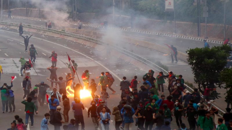 KUMPULAN FOTO: Kericuhan Pecah Saat Senja Mulai Beranjak