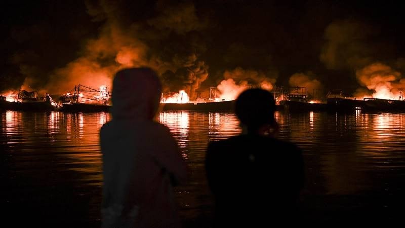 Bangkai Kapal Ikan Muara Baru Hanyut ke Tanjung Priok