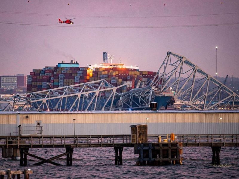 Helikopter Penjaga Pantai AS terbang di atas kapal kontainer Dali setelah menabrak Jembatan Francis Scott Key./Bloomberg
