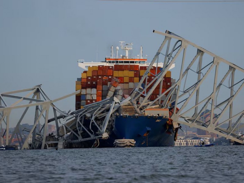 Foto kapal kargo Dali yang menabrak Jembatan Francis Scott Key hingga runtuh di Baltimore, Maryland. /Reuters