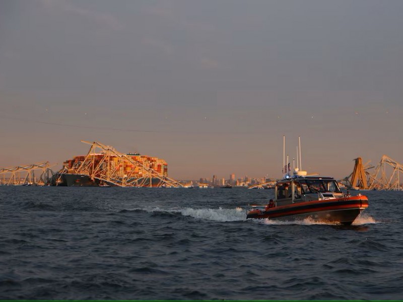 Kapal Penjaga Pantai AS mengamankan perimeter setelah kapal kargo Dali menabrak Jembatan Francis Scott Key hingga runtuh di Baltimore, Maryland./Reuters