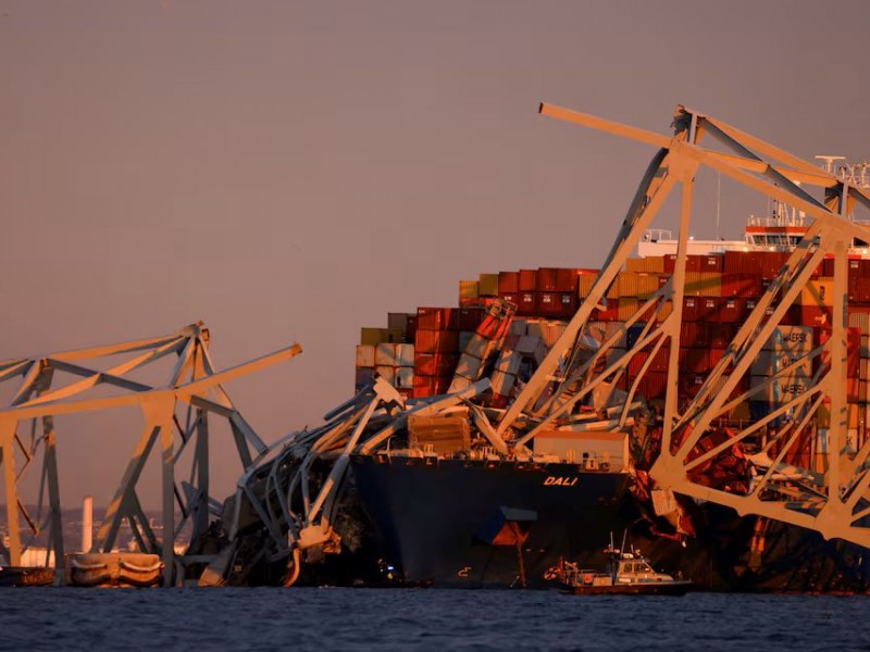 Foto kapal kargo Dali yang menabrak Jembatan Francis Scott Key hingga runtuh di Baltimore, Maryland, 26 Maret 2024./Reuters