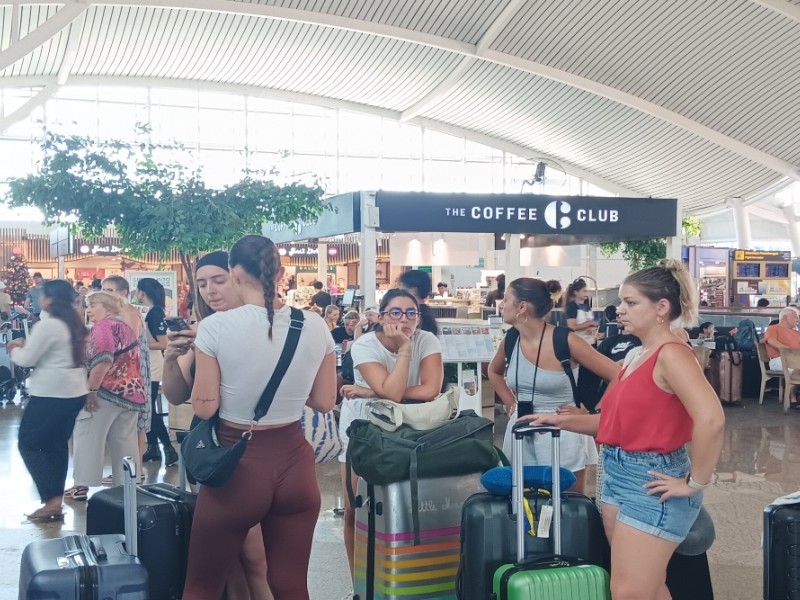 Suasana Terminal Internasional Bandara Ngurah Rai, 41 Maskapai Tunda Penerbangan