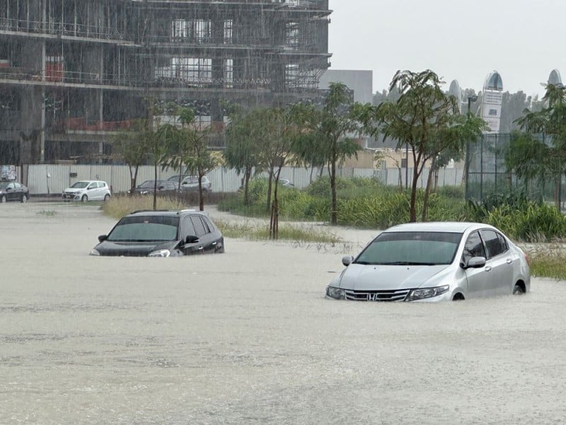 Mobil melewati jalan yang banjir saat hujan badai di Dubai, Uni Emirat Arab, 16 April 2024./Reuters