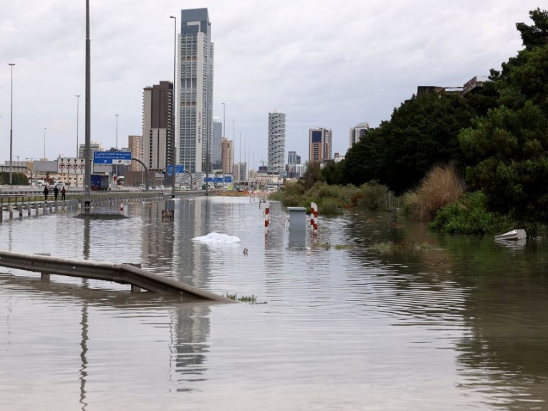 Foto-Foto Dubai Terendam Banjir Akibat Hujan Lebat, Mobil Mewah Tergenang