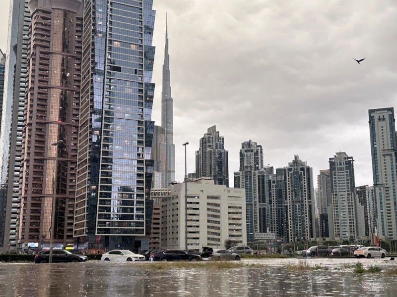 Banjir akibat hujan lebat, dengan menara Burj Khalifa terlihat sebagai latar belakang, di Dubai, Uni Emirat Arab, 16 April 2024./Reuters