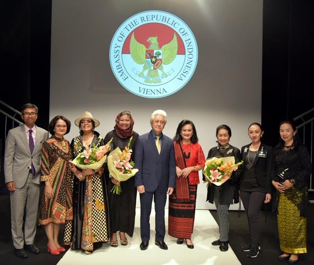 Perak dan Batik Indonesia Bergaya di Panggung Vienna Fashion Week 2019