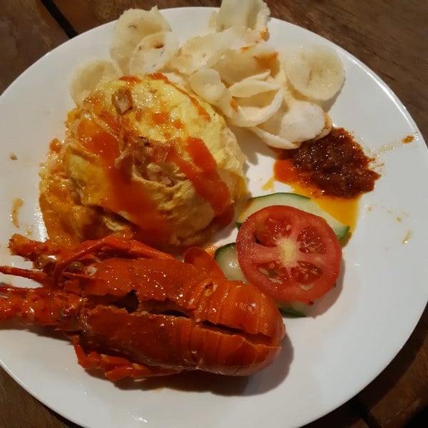 Menyantap Seafood Beserak di Atas Selembar Kertas Minyak