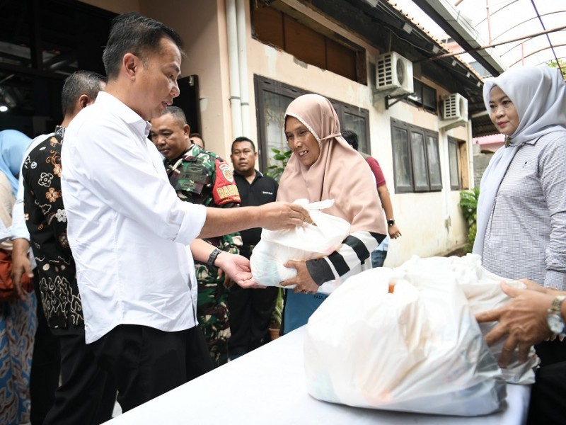 Bey Machmudin memberikan bantuan dan bersilaturahmi bersama warga sekitar.