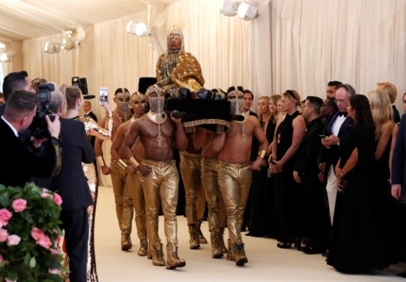 Parade Busana Paling 'Wow' Met Gala 2019: Jared Leto Tenteng Kepala, Priyanka Chopra Kribo