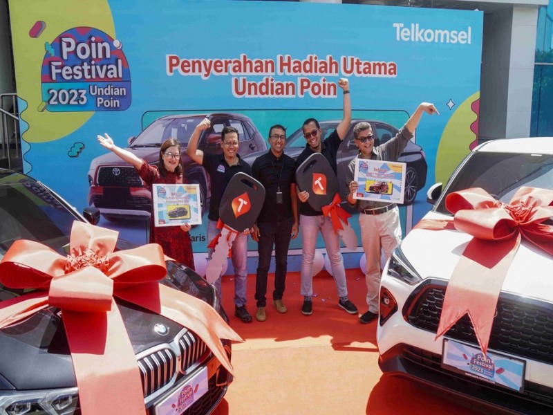 (Kiri - Kanan) Pemenang Mobil BMW, Kezia Natalia Holid; VP Postpaid Consumer & International Roaming Telkomsel, Danang Andrianto; VP Brand and Marketing Communications Telkomsel, Abdullah Fahmi; VP Consumer Business Area Jabotabek Jabar Telkomsel, Adhi Putranto; Pemenang Yaris Cross, Ir Rudy Abdul Rahman dalam prosesi menyerahkan hadiah utama program Undian Poin Festival 2023 yang dilakukan secara langsung di GraPARI Telkom Group BSD