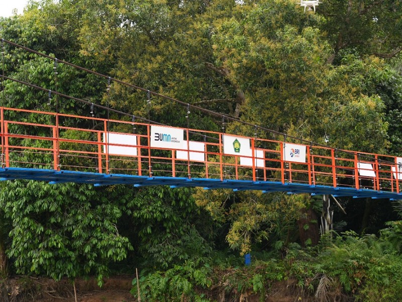 BRI Bantu Mobilitas dan Ekonomi Desa dengan Jembatan Gantung