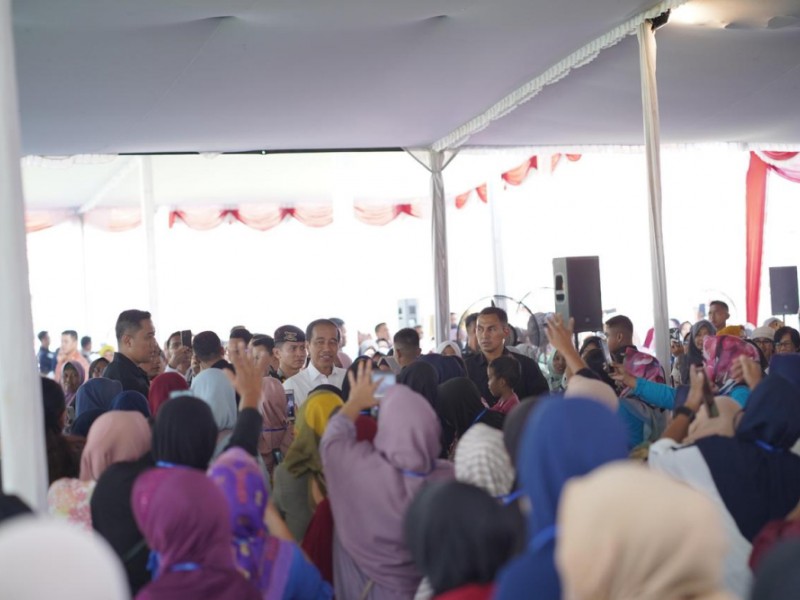 Kemesraan Jokowi Saat Temui Ibu Nasabah PNM Magelang