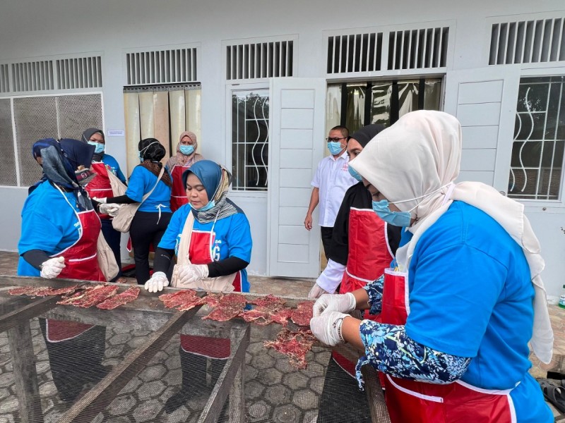 Nasabah Unggulan PNM Studi Banding Bikin Olahan Daging Dendeng