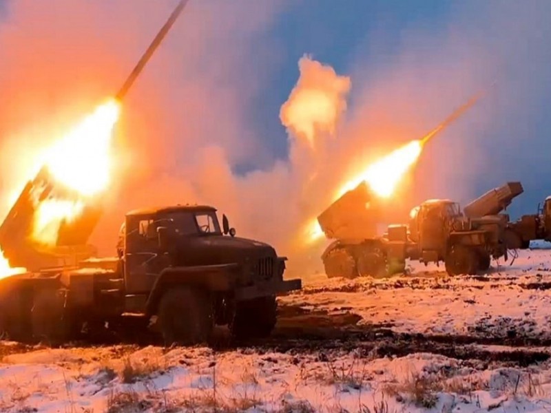 PERANG RUSIA VS UKRAINA. Pasukan militer Rusia menembakkan Rudal ke wilayah Ukraina/ The Moscow Times.