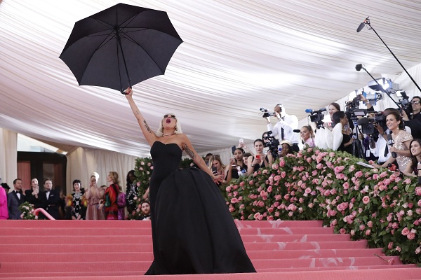 Foto-foto Heboh Lady Gaga di Karpet Merah Met Gala 2019