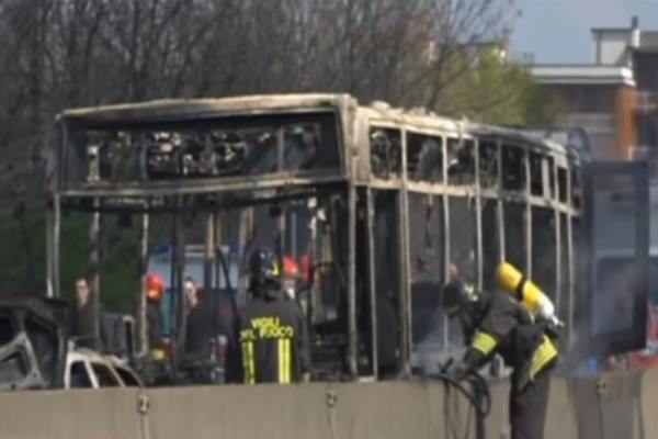 Foto-foto Bus Sekolah Berisi 51 Murid yang Dibajak dan Dibakar Sopirnya