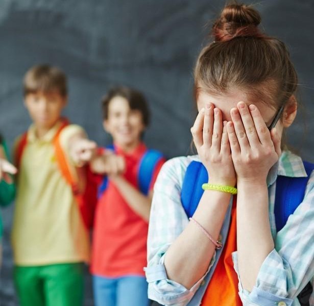 Seorang anak mengalami bullying di sekolah. Simak cara mengatasi bullying di sekolah