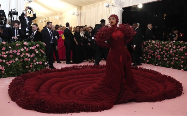 Parade Busana Paling 'Wow' Met Gala 2019: Jared Leto Tenteng Kepala, Priyanka Chopra Kribo