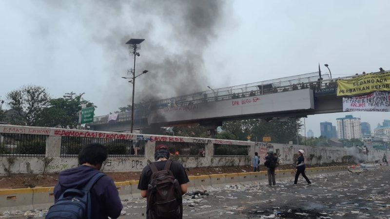 KUMPULAN FOTO: Kericuhan Pecah Saat Senja Mulai Beranjak