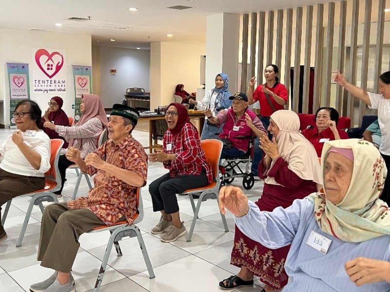 Warga lansia melakukan olah tubuh bersama yang dilaksanakan oleh Tenteram Senior Care (TSC) di Gedung Administrasi Lantai 4 RSUI Depok, Jawa Barat. JIBI/Feni Freycinetia