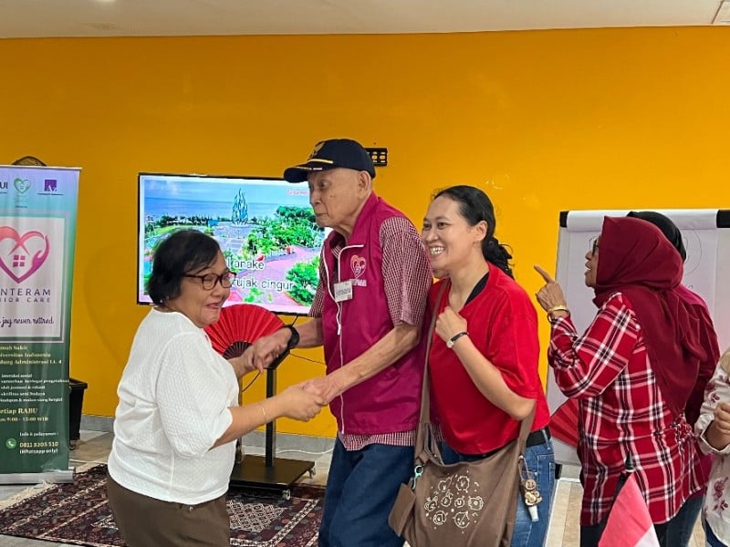 Warga lansia berjoget dan karaoke bersama para trainer dan caregiver di sela-sela kegiatan Tenteram Senior Care (TSC) di Gedung Administrasi Lantai 4 RSUI Depok, Jawa Barat. JIBI/Feni Freycinetia