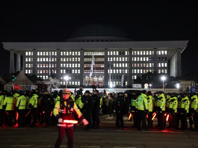 Petugas polisi berkumpul di luar Majelis Nasional, setelah Presiden Korea Selatan Yoon Suk Yeol mengumumkan darurat militer, di Seoul, Korea Selatan, 4 Desember 2024. REUTERS/Kim Hong-Ji 