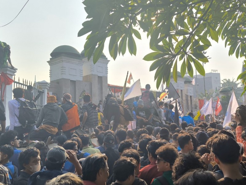 Pendemo yang menolak pengesahan RUU Pilkada mulai merangsek untuk menjebol pagar gedung DPR RI di Senayan, Jakarta Selatan (22/8/2024). JIBI/ Akbar Maulana Al Ishaqi 