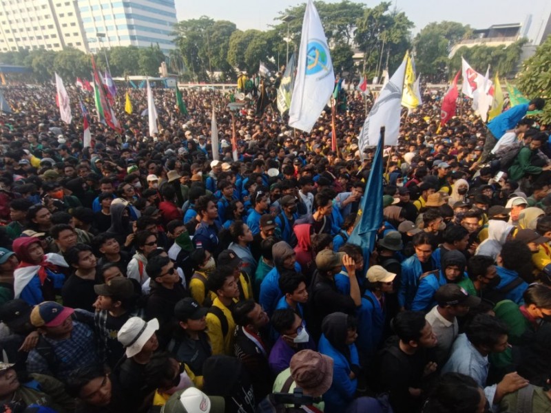 Pendemo yang menolak pengesahan RUU Pilkada mulai merangsek untuk menjebol pagar gedung DPR RI di Senayan, Jakarta Selatan (22/8/2024). JIBI/ Nurul Hidayat 