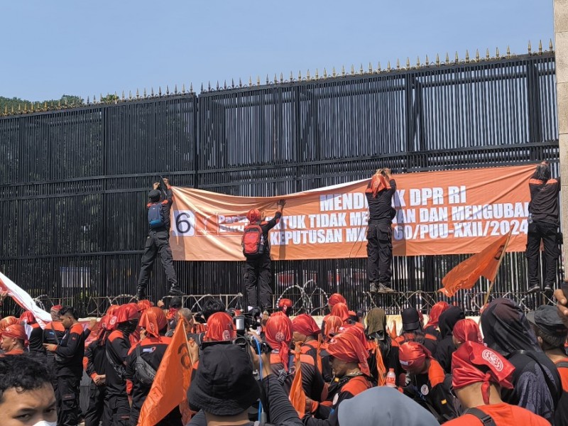 Foto-foto Demo "Peringatan Darurat" di Depan Gedung DPR Hari Ini