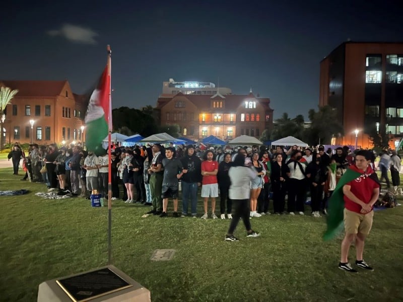 Pengunjuk rasa pro-Palestina yang menyerukan diakhirinya pertempuran di Gaza berkumpul di kampus Universitas Negeri Arizona. Beberapa di antaranya berencana untuk berkemah semalaman pada tanggal 26 April 2024./Reuters/USA Today