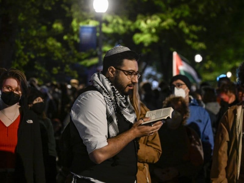 Mahasiswa beragama Yahudi mengadakan Shabbat dan doa Davening Maariv sebagai bentuk solidaritas dengan perkemahan mahasiswa pro-Palestina di Universitas George Washington yang berlanjut pada hari kedua di Washington, D.C., AS, 26 April 2024./Reuters/Anadolu