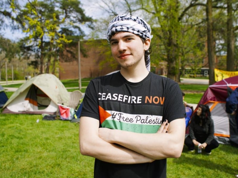 Seorang mahasiswa berpose saat mahasiswa lain mendirikan perkemahan solidaritas Gaza di Michigan State University di East Lansing, Michigan, AS, 26 April 2024./Reuters/Anadolu