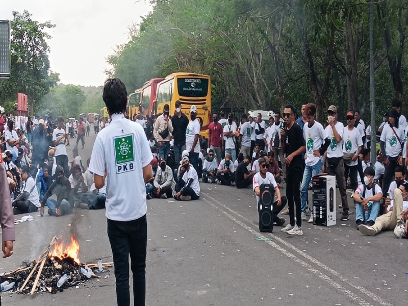 Demonstran Bentangkan Spanduk Tangkap Muhaimin