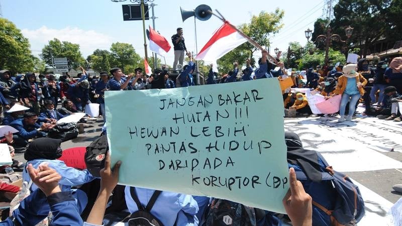 Beda Poster Demo Mahasiswa 1998 dengan Zaman Now