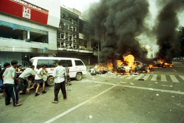 Di Balik Perseteruan Kivlan Versus Wiranto, Melacak Jejak Militer pada Kerusuhan 1998