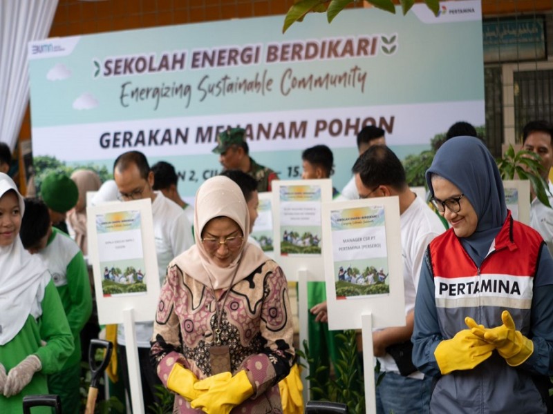 Dukung Energi Bersih, PIS Tanam Pohon & Pasang PLTS di SMP 2 Cilegon