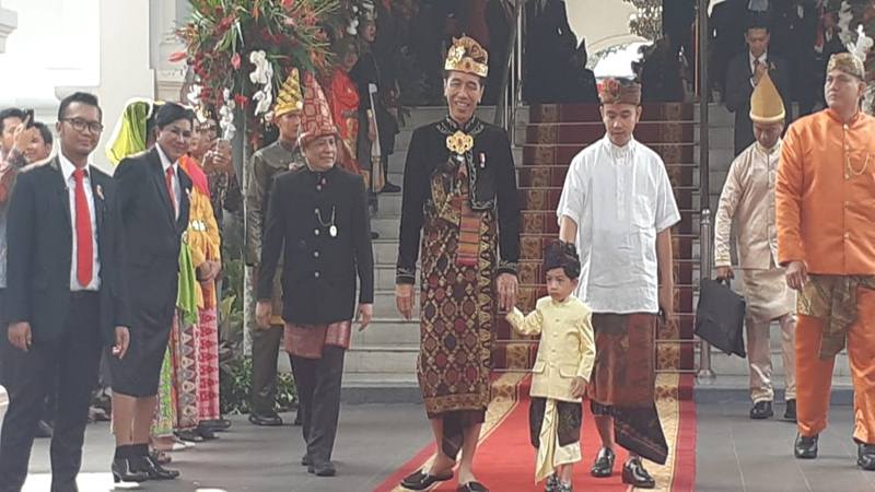 Jokowi, Gibran dan Jan Ethes Kompak Berbusana Adat Bali