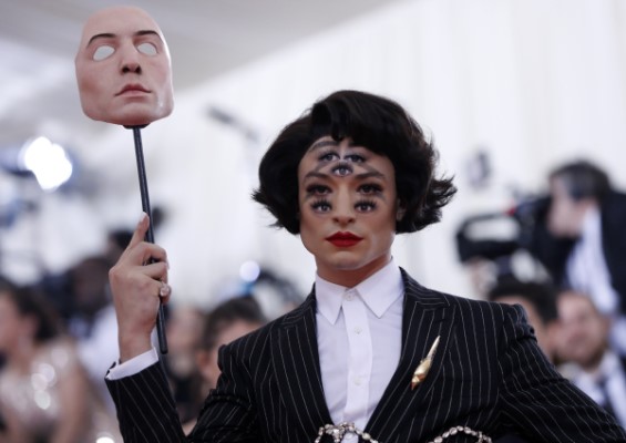 Parade Busana Paling 'Wow' Met Gala 2019: Jared Leto Tenteng Kepala, Priyanka Chopra Kribo