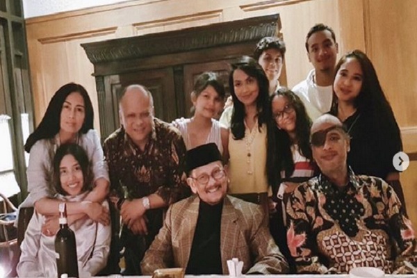 Cucu B.J. Habibie: Hatiku Sakit Eyang…