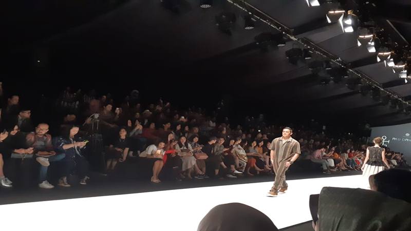 Pesona Sisterhood Runway Jakarta Fashion Week 2020 Bertabur Bintang