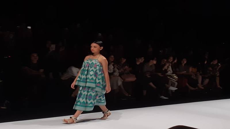 Pesona Sisterhood Runway Jakarta Fashion Week 2020 Bertabur Bintang