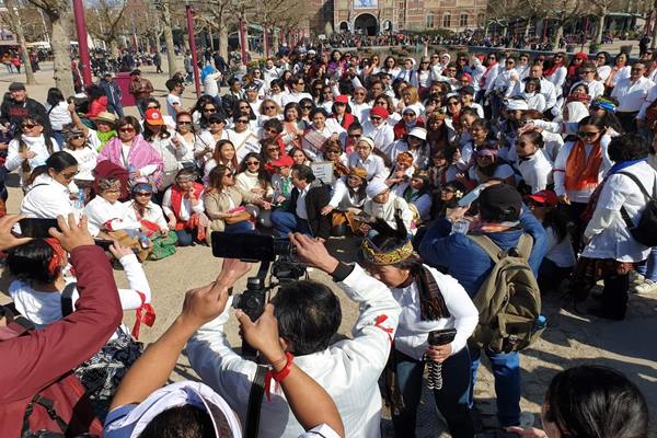 Paijo dan Paimin Gelar Flashmob Pilih Jokowi-Amin di Belanda 