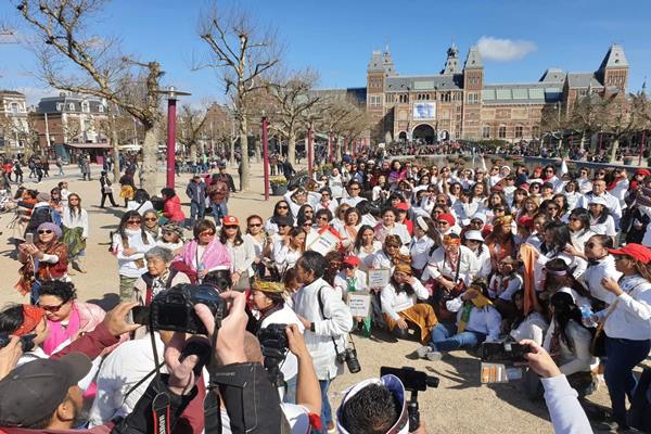 Paijo dan Paimin Gelar Flashmob Pilih Jokowi-Amin di Belanda 