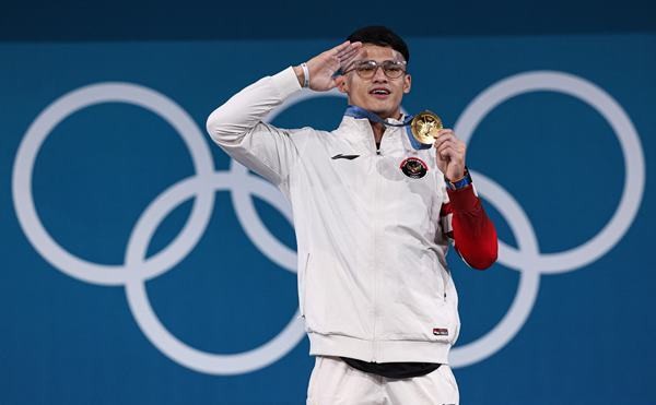 Penuh Gaya, Ini Foto-foto Dramatis Rizki Juniansyah Sabet Emas di Olimpiade Paris