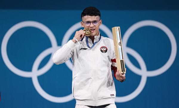 Penuh Gaya, Ini Foto-foto Dramatis Rizki Juniansyah Sabet Emas di Olimpiade Paris