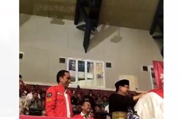 Wow, Jokowi & Prabowo Secara Bersamaan Peluk Atlet Pencak Silat Hanifan Yudani